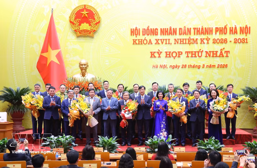 Leaders of the municipal Party Committee congratulate the newly-elected Chairman, Vice Chairpersons and members of the municipal People’s Committee for the 2026-2031 term (Photo: VNA)