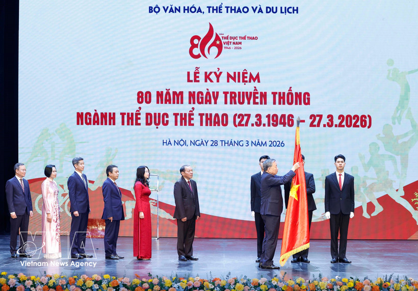 Party General Secretary To Lam presents the First-Class Labour Order to the Sports Authority of Vietnam under the Ministry of Culture, Sports and Tourism (Photo: VNA)