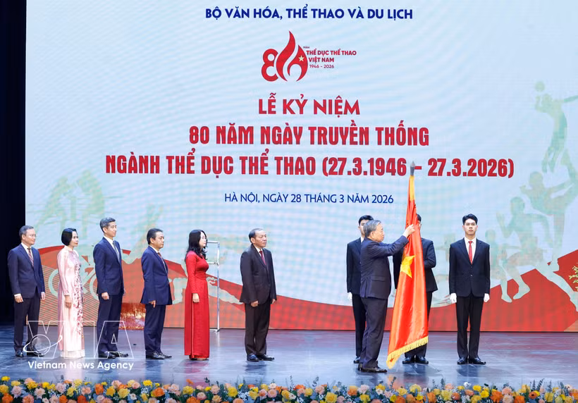 Party General Secretary To Lam presents the First-Class Labour Order to the Sports Authority of Vietnam under the Ministry of Culture, Sports and Tourism (Photo: VNA)