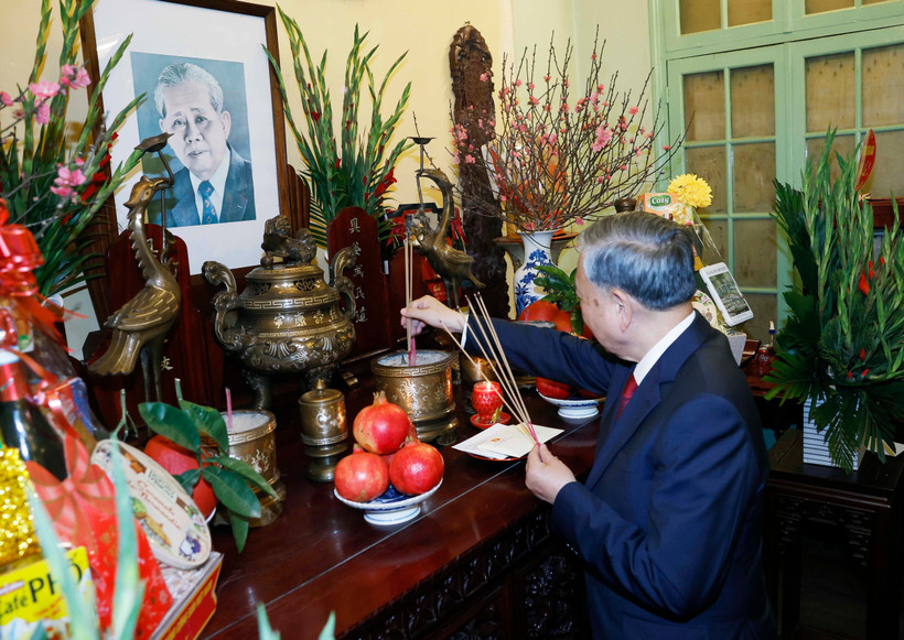 Party General Secretary To Lam offers incense in tribute to late Party General Le Duan. (Photo: VNA)