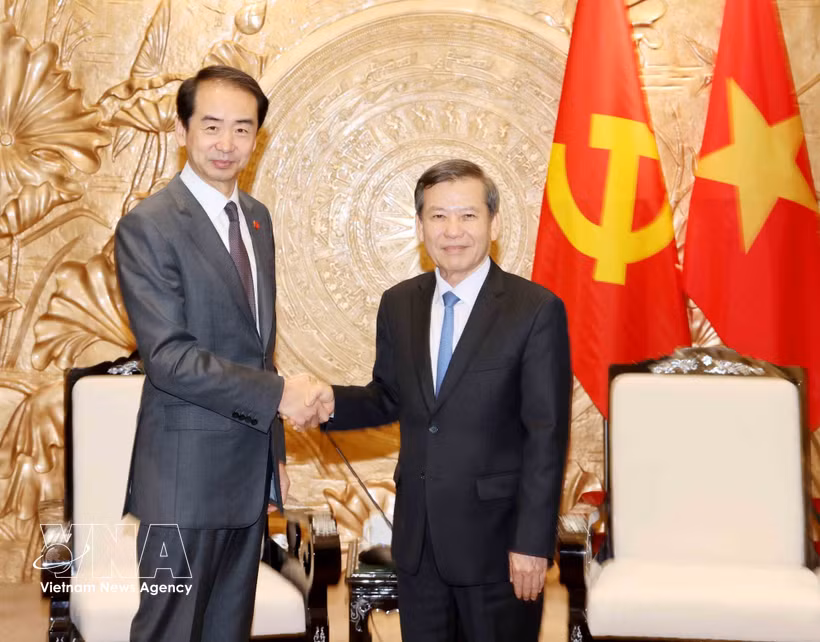 Head of the CPV Central Committee's Commission for Internal Affairs Le Minh Tri (R) and Chinese Ambassador to Vietnam He Wei. (Photo: VNA)