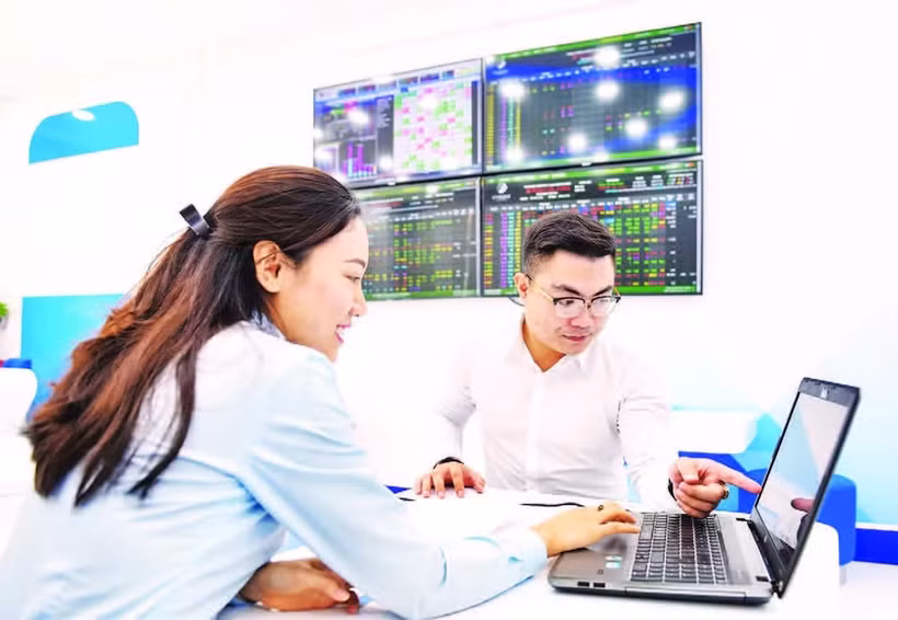 Investors follow stock market changes. (Photo: nhandan.vn)
