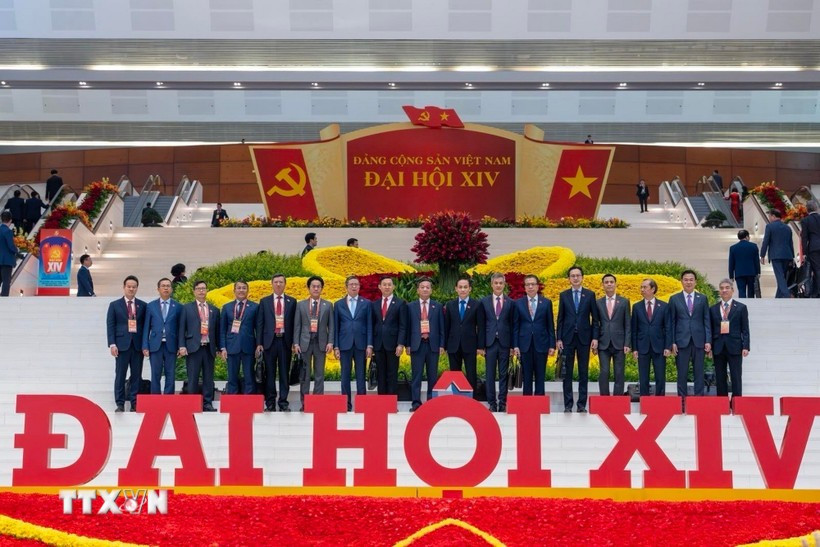 Ambassador Trinh Duc Hai (third from right) and other delegates attending the 14th National Party Congress (Photo: VNA)