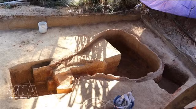 The artefact of an ancient kiln is found in the garden of a local man in Phu Binh ward, Tinh Khe commune, Quang Ngai province. (Photo: VNA)