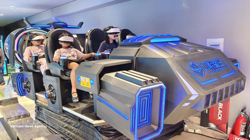 Experience virtual reality technology at Nha Trang Center shopping mall (Khanh Hoa). (Photo: VNA)