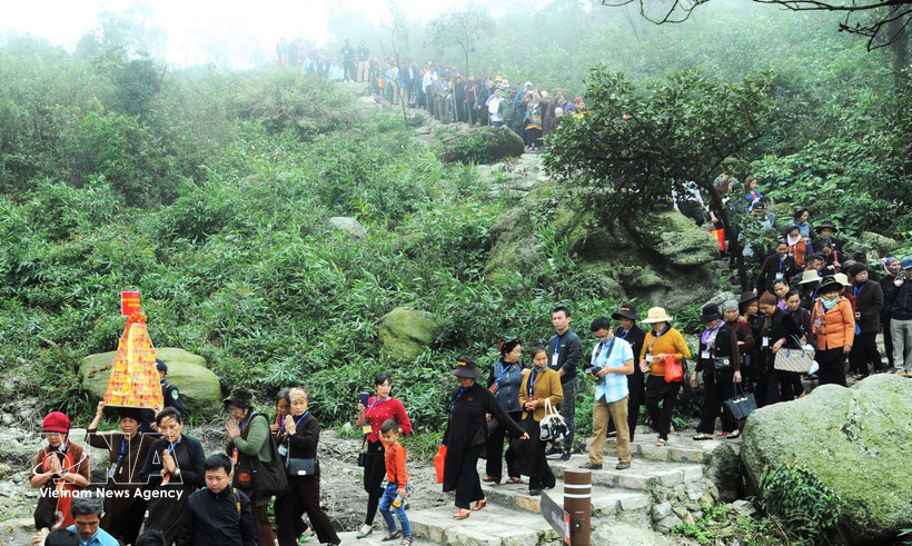 Visitors joining Tay Yen Tu Festival (Photo: VNA)