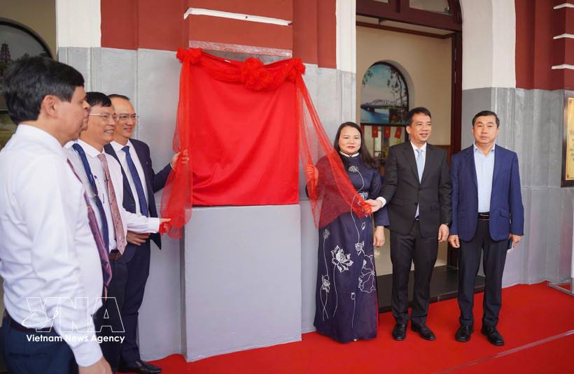 Delegates perform the ceremony to officially declare Hue Railway Station a tourist destination (Photo: VNA)
