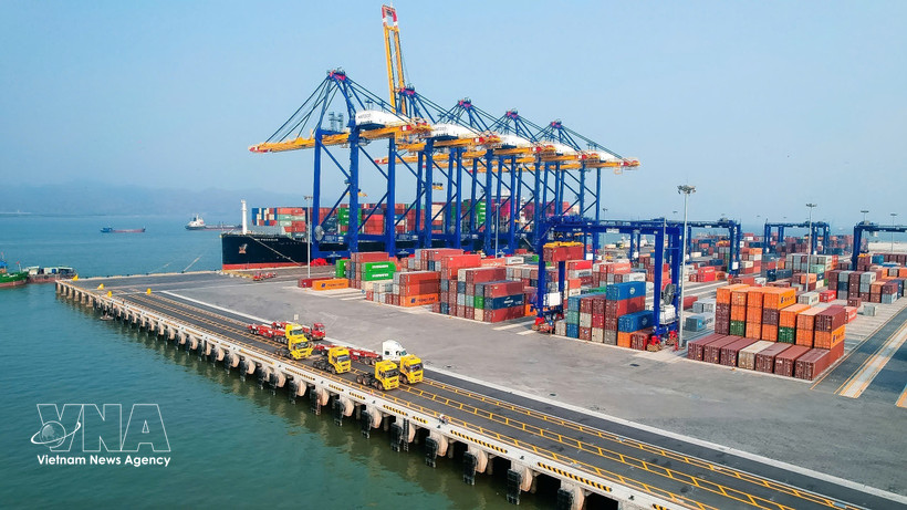 Import-export activities at Lach Huyen international port in Hai Phong (Photo: VNA)