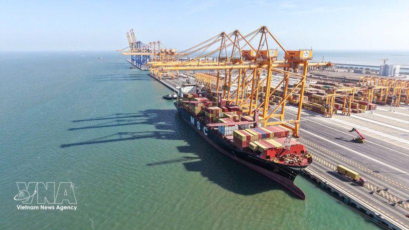 The first commercial vessel officially docks at berths 3 and 4 of Hai Phong Port Joint Stock Company. (Photo: VNA)