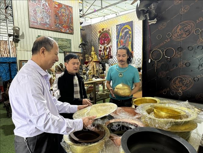 Products from the Dai Bai bronze casting village in Gia Binh commune, Bac Ninh province, featured at the Glorious Spring Fair 2026 in Hanoi as enduring imprints of time. (Photo: VNA)