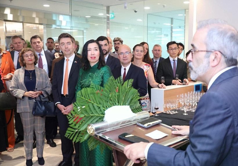 Delegates at the inauguration of the Embassy of the Portuguese Republic in Vietnam (Photo: baoquocte.vn)