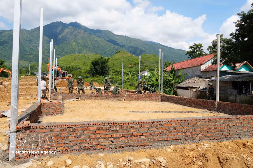 Soldiers are working around the clock to build new homes for families displaced by devastating flash floods in Muong Than commune, Lai Chau province (Photo: VNA)