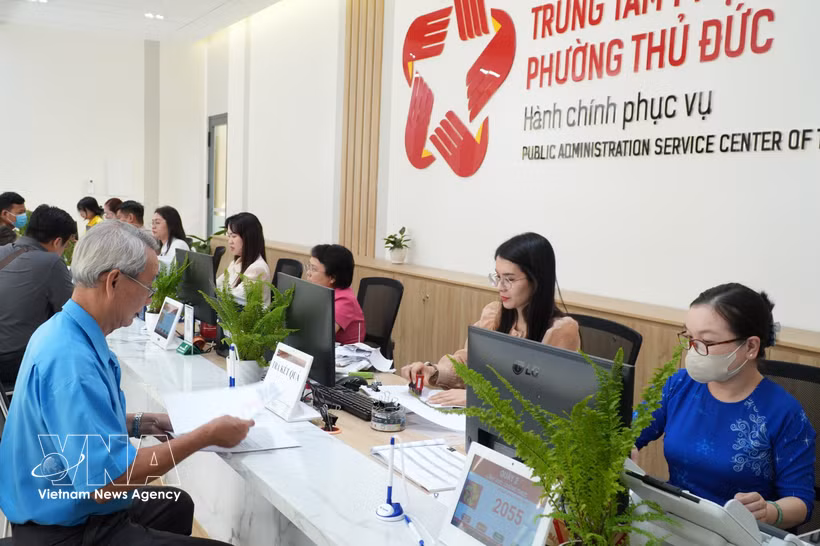 Processing administrative service requests at the Public Service Centre of Thu Duc ward, Ho Chi Minh City. (Photo: VNA)