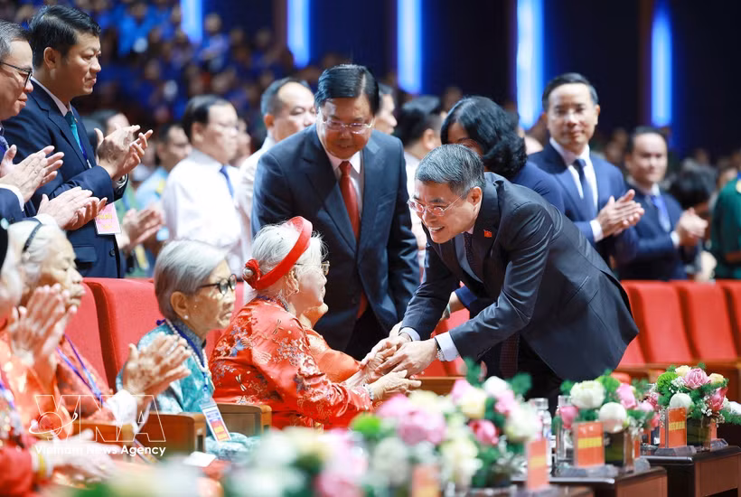 Prime Minister Le Minh Hung greets Heroic Vietnamese Mothers at the national conference honouring revolution contributors ahead of the 79th anniversary of War Invalids and Martyrs’ Day (July 27) in Hanoi on July 23. (Photo: VNA)