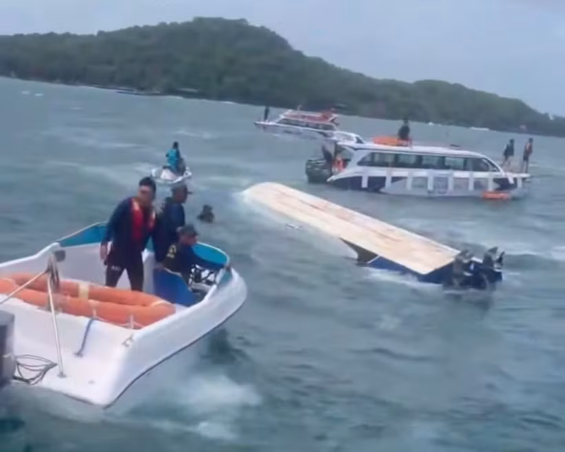 Rescuers search for victims after a tourist canoe carrying more than 30 people capsizes off Phu Quoc island on July 11 afternoon (Photo: baoangiang.com.vn)