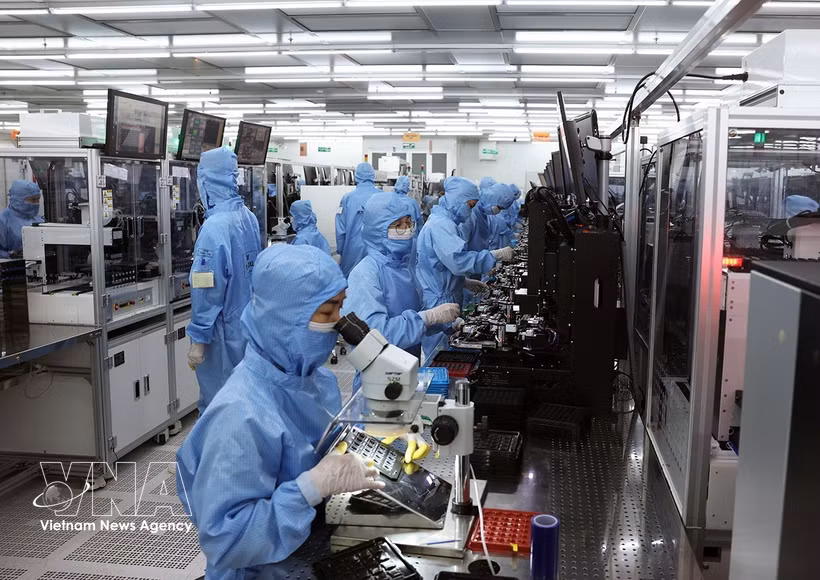 Workers manufactures camera modules and electronic components for export at the factory of the RoK-invested MCNEX VINA Co., Ltd. in the Phuc Son Industrial Park, Ninh Binh province. (Photo: VNA)
