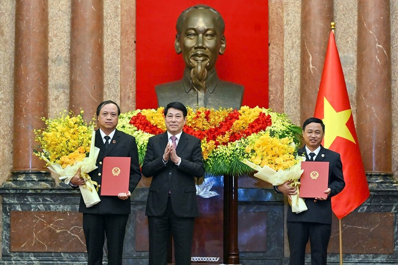 State President Luong Cuong (middle) hands over appointment decisions to new Deputy Chief Justices Le Tien (left) and Nguyen Bien Thuy on January 7. (Photo: VNA)