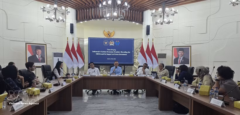 Indonesian officials introduce the national Carbon Unit Registry System (SRUK) at a press conference in Jakarta on July 30. (Photo: VNA)