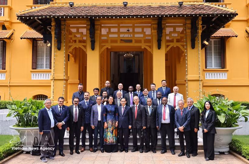 Minister of Foreign Affairs Le Hoai Trung and Vietnam’s honorary consuls abroad at the meeting (Photo: VNA)