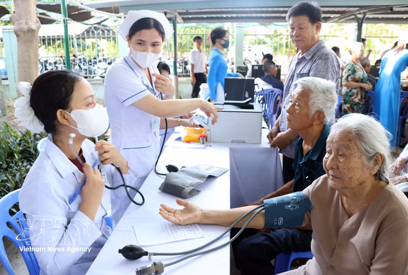 Medical workers from Ninh Thuan General Hospital in Khanh Hoa province provide check-ups for elderly people. (Photo: VNA)
