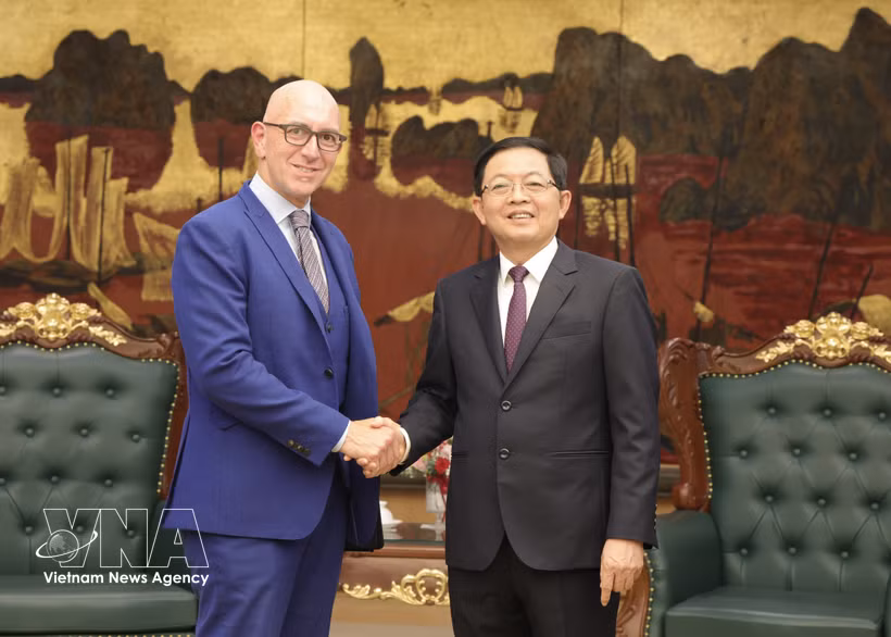 Deputy Prime Minister Ho Quoc Dung (R) receives Gianluca Pettiti, President and Chief Operating Officer of US-based Thermo Fisher Scientific, in Hanoi on August 12 (Photo: VNA)