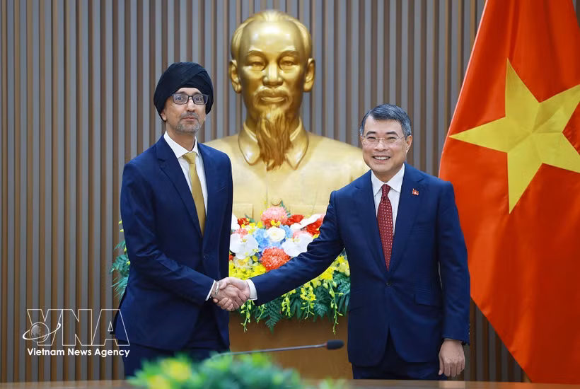 Prime Minister Le Minh Hung (R) receives Singaporean Ambassador to Vietnam Rajpal Singh in Hanoi on August 12 (Photo: VNA)