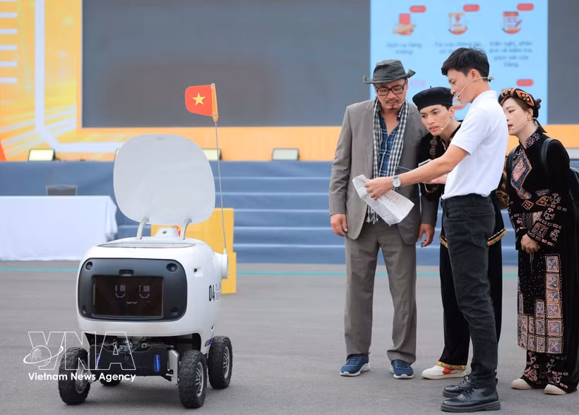 An automated robot demonstrates at the National Forum on the Development of Vietnamese Technology Enterprises in 2025. (Photo: VNA)