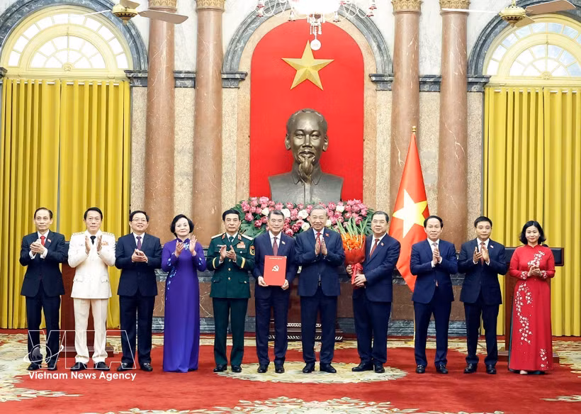 Party General Secretary and State President To Lam presents appointment decisions for members of the Government for the 2026–2031 term (Photo: VNA)