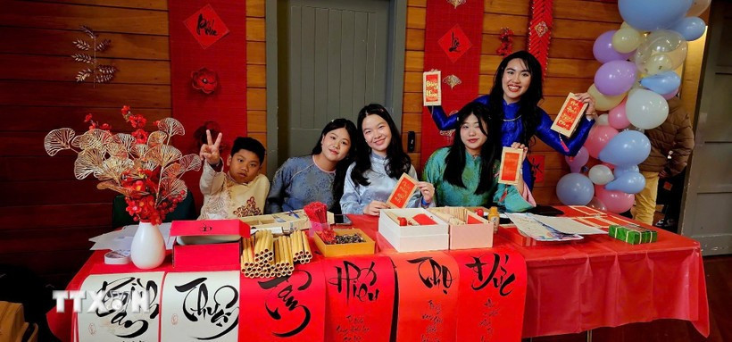 A calligraphy booth draws young Vietnamese at the gathering. (Photo: VNA)