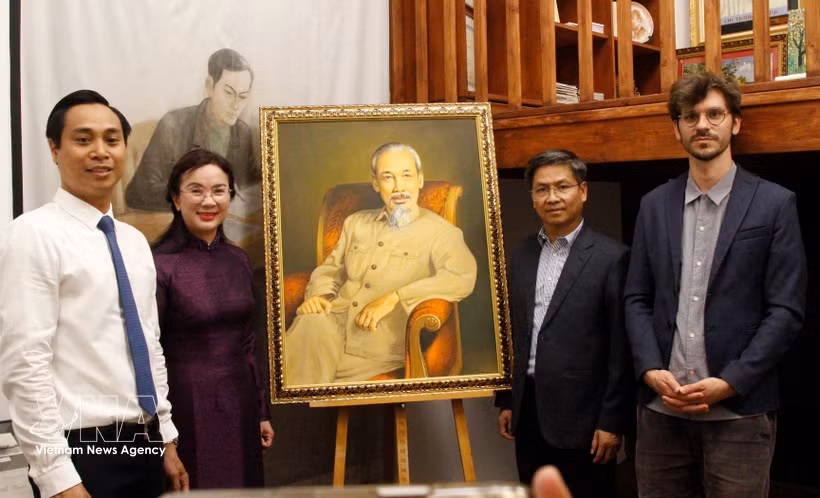 The Vietnamese delegation poses with Director of the Living History Museum in Montreuil city (Photo: VNA)