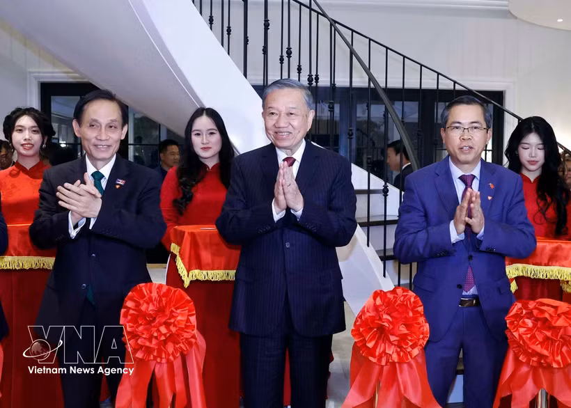 General Secretary of the Communist Party of Vietnam Central Committee and President To Lam (centre) and delegates cut the ribbon to inaugurate the Vietnam House in Australia. (Photo: VNA)