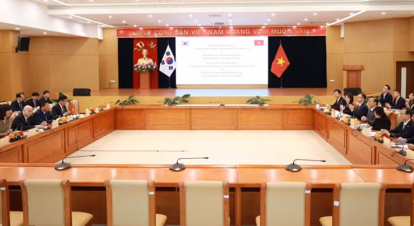 Vietnamese Minister of Construction Tran Hong Minh and Korean Minister of Land, Infrastructure and Transport Kim Yun-duk hold talks on April 21 in Hanoi. (Photo: The Courtesy of the Ministry of Construction)