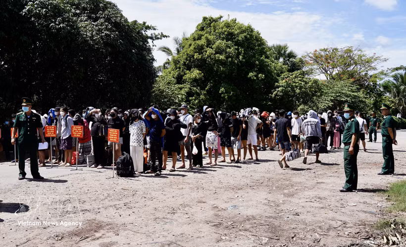 A total of 137 Vietnamese citizens are handed over at the Vinh Xuong International Border Gate by Cambodian authorities on May 27. (Photo: VNA)