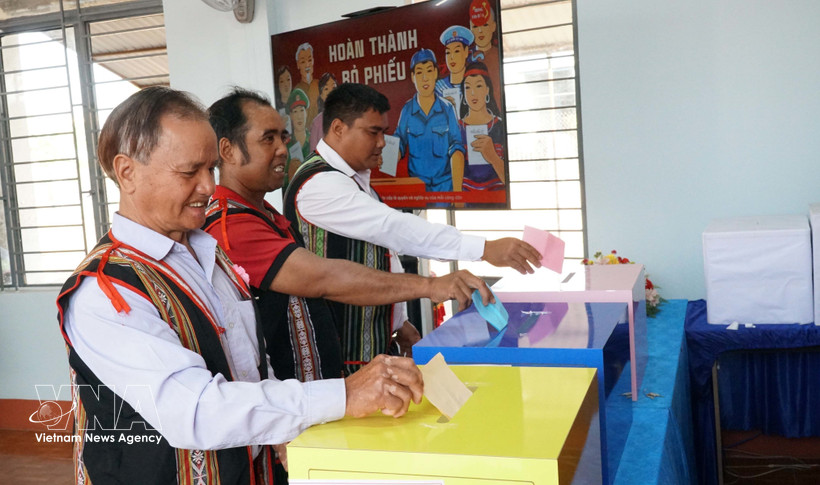 A large number of ethnic minority voters in Gao commune, Gia Lai province, head to polling stations early in the morning. (Photo: VNA)
