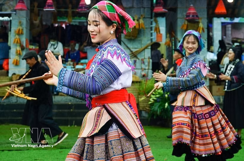 A dance performance by members of the Mong ethnic group at the “Great National Unity Festival” of ethnic communities at the Vietnam National Village for Ethnic Culture and Tourism. (Photo: VNA)