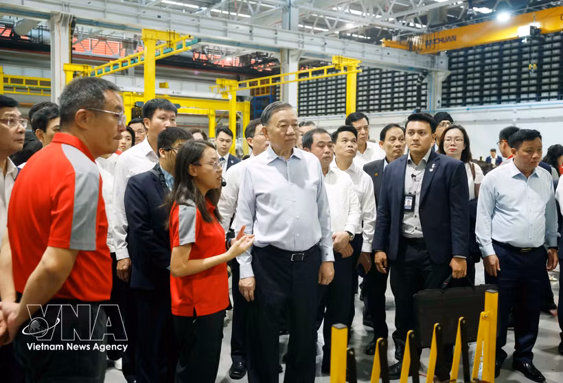 Party General Secretary and State President To Lam visits the Singapore Railway Test Centre. (Photo: VNA)