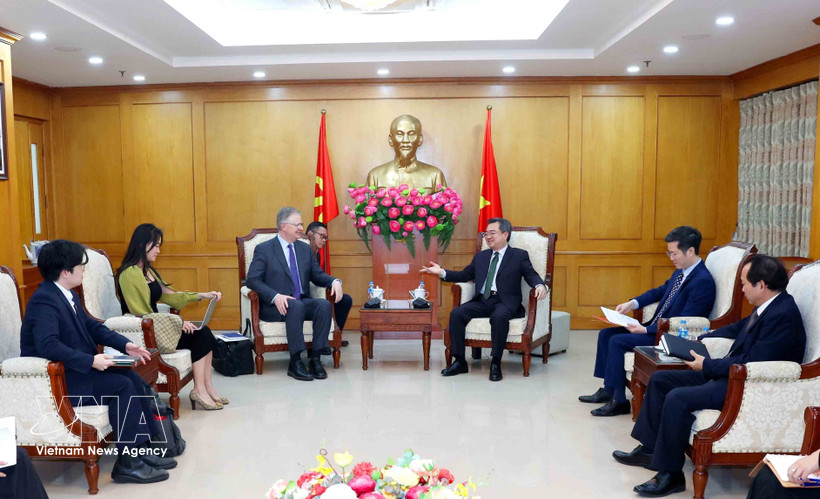 The meeting between Politburo member, Secretary of the Party Central Committee and Chairman of its Commission for Policies and Strategies Nguyen Thanh Nghi (R) and Daniel J. Kritenbrink, former US Ambassador to Vietnam and a partner at The Asia Group (TAG), in Hanoi on March 30 (Photo: VNA)