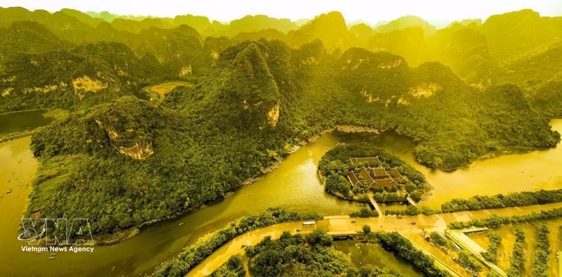 The Trang An Landscape Complex in Ninh Binh is the Southeast Asia’s only mixed world heritage property, celebrated for both its exceptional natural beauty and rich cultural significance. (Photo: VNA)