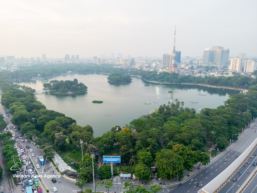 The green spaces of Thong Nhat Park help purify and regulate the climate in Hanoi (Photo: VNA)