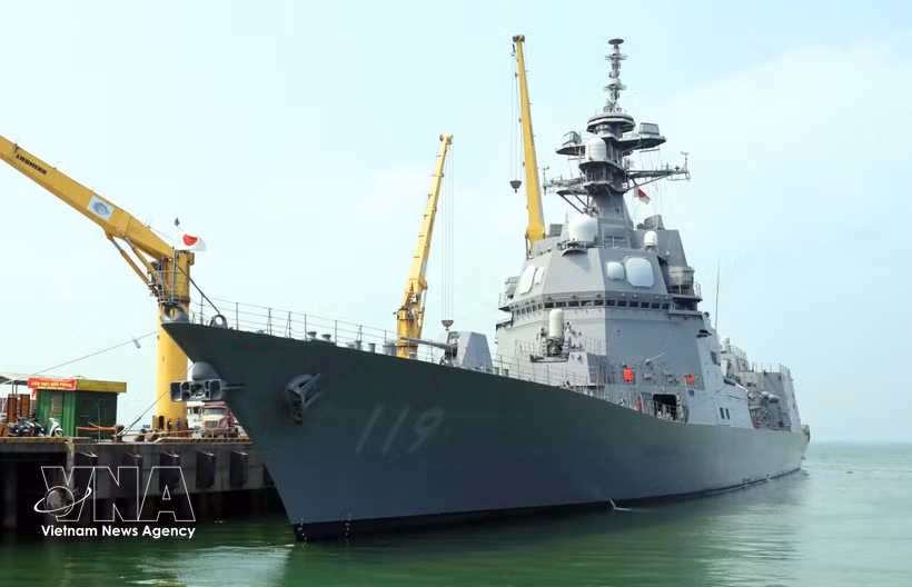 The Japanese Maritime Self-Defence Force (JMSDF)’s destroyer JS Asahi docked at Tien Sa Port in Da Nang on April 2. (Photo: VNA)