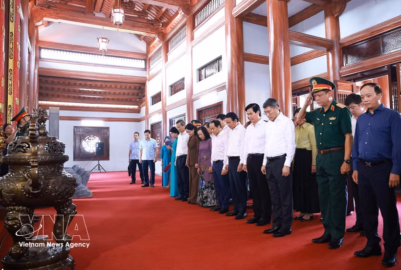 Prime Minister Le Minh Hung (front row, 3rd from right) and the delegation pay tribute to fallen soldiers at the Lang Son martyrs' cemetery during his working visit to Lang Son province on July 15, 2026. (Photo: VNA)