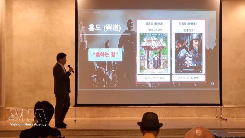 Producer-Director Shin Chang Seok presents the film. (Photo: VNA)