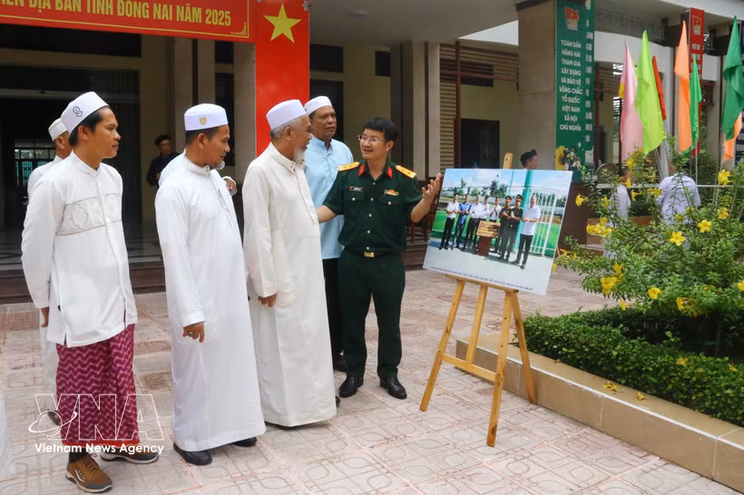Religious dignitaries learn about activities of the armed forces in Dong Nai province (Photo: VNA)