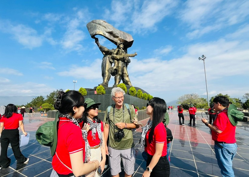 Tourists visit the Dien Bien Phu Victory Monument, which was built to commemorate the 50th anniversary of the Dien Bien Phu Victory. (Photo: VNA)