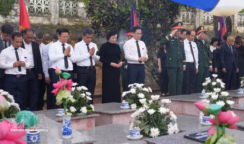 Deputy Prime Minister Pham Thi Thanh Tra and delegates at the reburial ceremony. (Photo: VNA)