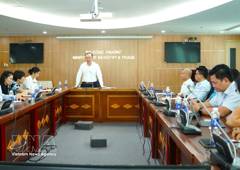 An overview of the meeting in Ho Chi Minh City to discuss measures to ease pressures on production and trade, and stablise the domestic market amid the escalating conflict in the Middle East. (Photo: VNA)