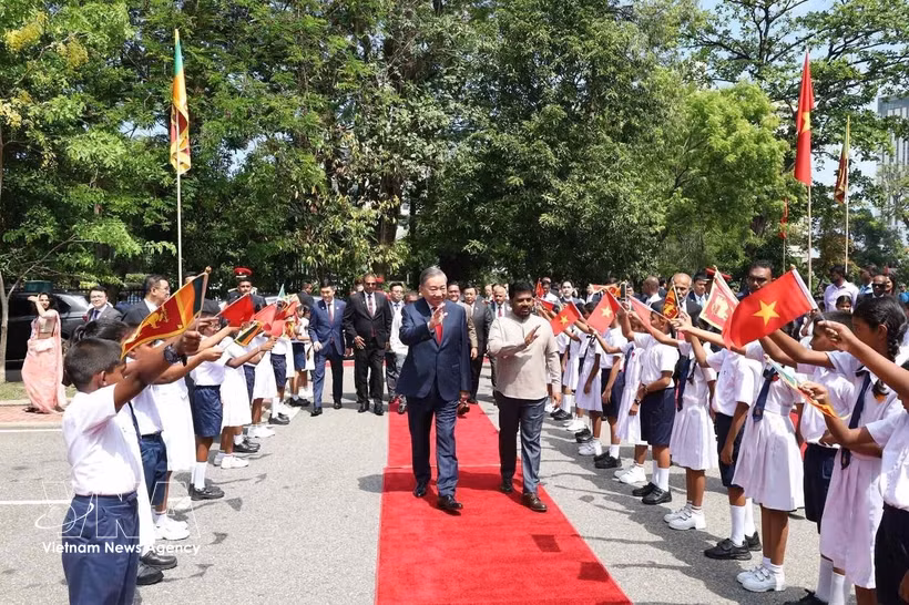 Party General Secretary and State President To Lam (left) and Sri Lankan President Anura Kumara Dissanayake come to lay flowers in tribute to late President Ho Chi Minh at the Colombo Public Library on May 8. (Photo: VNA) 
