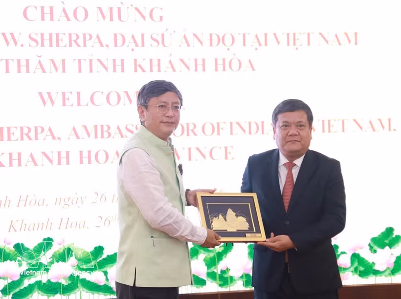 Secretary of the Party Committee of Khanh Hoa province Tran Phong (right) meets with Indian Ambassador to Vietnam Tshering Wangchuk Sherpa. (Photo: VNA)