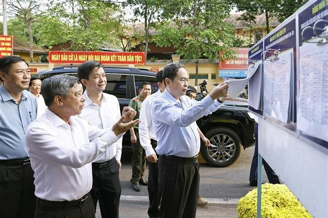 National Assembly Chairman Tran Thanh Man (first, right) inspects a polling station in Ninh Kieu ward, Can Tho city. (Photo: VNA)