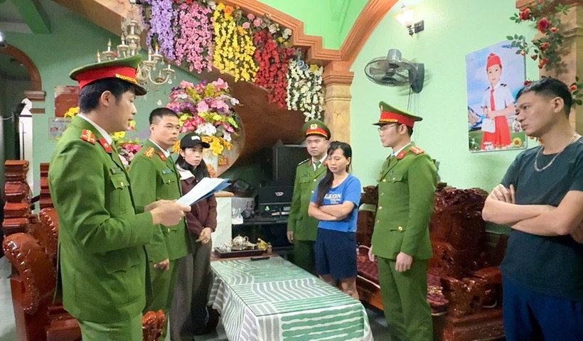 Lai Chau's police executes an arrest warrant and detains Nguyen Thi Nga (Photo: VNA)